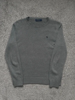 Grå stickad tröja från Polo Ralph Lauren - Tja, säljer en fet grå stickad tröja från polo Ralph lauren i storlek S, moddelen är 178 och den sitter perfekt. Väldigt eftertraktad tröja så skriv vid minsta lilla och pris går givetvis att diskutera🥂🥂🍾