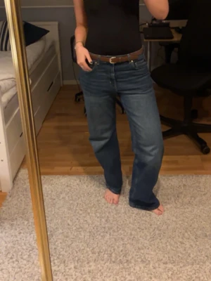 Jeans - Lite ”baggy” jeans, är i strl L men passar perfekt på mig som brukar ha m. Är 173 💕