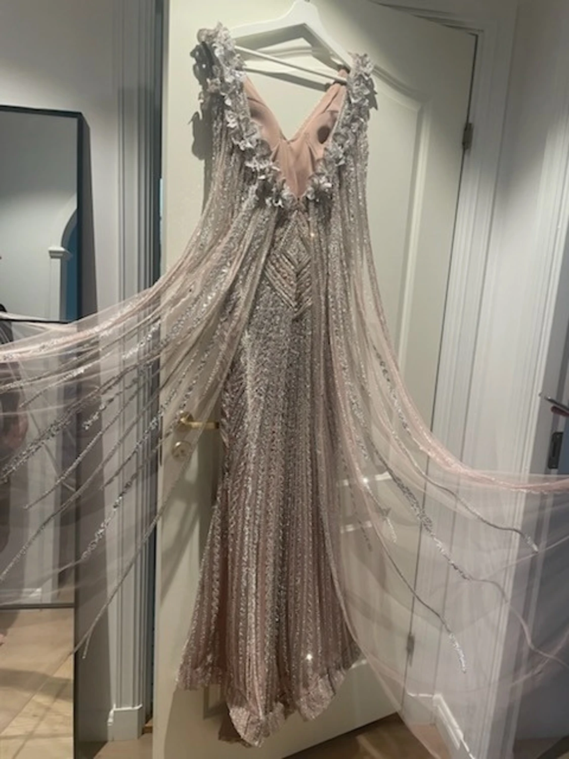 Glittrig silverklänning med pärlor - 1
