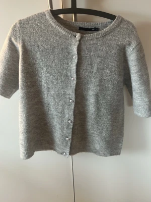 Grå kofta - Säljer en grå kofta från lager 157 i strl S. Den är använd ca 2 ggr och är i nyskick! Priset kan diskuteras och tvättas innan köp!🥰