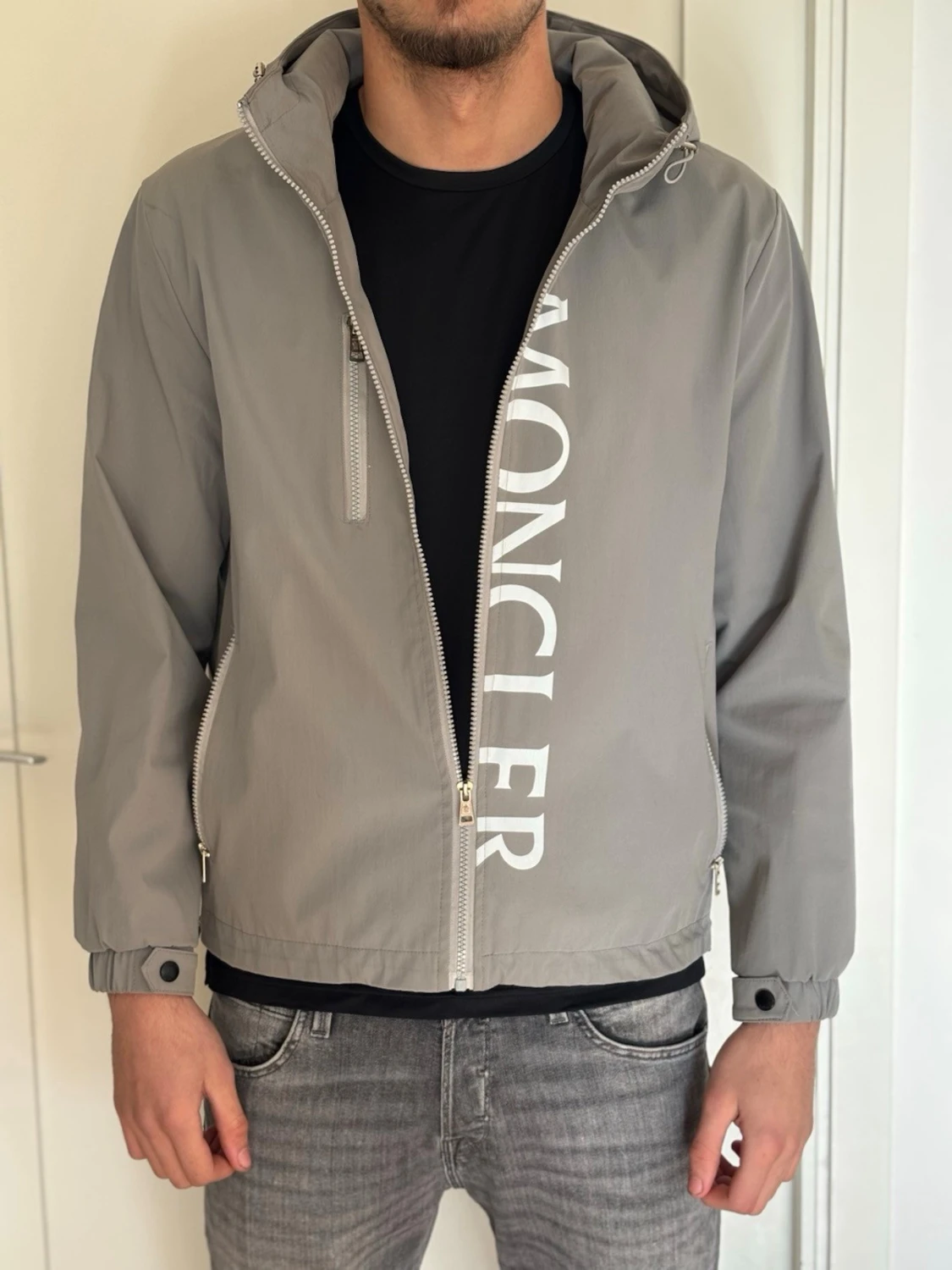 Grå vindjacka från Moncler - 4