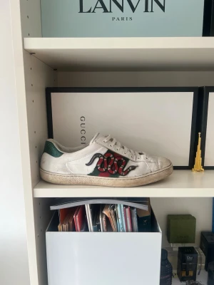 Gucci Ace Snake - Säljer ett par gucci ace snake 🐍 skor då jag tröttnat på dem då de är mitt andra likadana par. Äkthet garanterat och bland de skönaste skorna som finns! Först till kvarn ‼️
