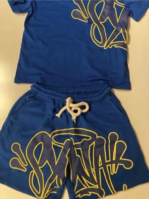 Syna world set (blå) - Storlek M     Passar dig som gillar streetwear eller Central cee.  Skicka om ni vill ha fler bilder