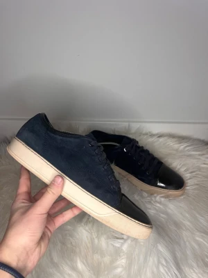 Lanvin - Lanvin med glans!! | Säljer dessa supersnygga lanvins med glans💫 | Skorna är i strl 42/ UK 8 | Skorna är 9,5/10 skick och ser nya ut förutom lite missfärgning på vänstra lacken🌟| Nypris - ca 5000 sek | Endast skor medföljer | Pris kan diskuteras vid snabb affär!! 💸 | För flera bilder eller frågor så är det bara att kontakta mig, skriv gärna till mig innan ni köper! 📩