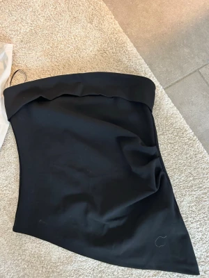 Svart tubtopp från Gina Tricot - Snygg nästan oanvänd tubtopp 