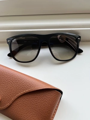 Ray-Ban Boyfriends solglasögon  - Säljer ett par sköna RB4147 brillor! | Mycket fint skick på glasen och bågarna! | Kommer med fodral! | Storlek 56:15. | Ställ gärna frågor innan du köper!