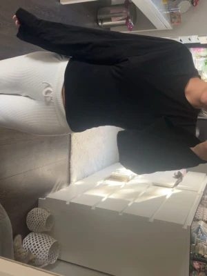 Svart långärmad topp  - En långärmad figursydd tröja 