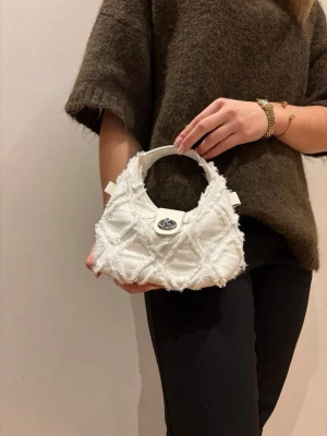Vit väska  - Superfin vit väska perfekt till vårens alla outfits!!💓
