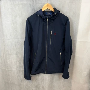 Ralph Lauren jacka - Riktigt soft raffe jacka i storlek M. Riktigt bra skick, modellen är 185. Pris kan diskuteras 