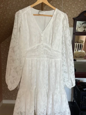 Vit klänning från Neo Noir  - Använd en gång. Den är fortfarande jättebra skick knappt tecken på användning. Nypris 899.