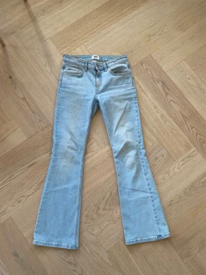 Ljusblå bootcut jeans från 197 - Säljer ett par ljusblå bootcut jeans från 197. Jeansen har klassisk femficksdesign, normal midja och utsvängda ben. Tillverkade i mjukt denimtyg som ger en avslappnad och trendig look. Perfekta för dig som gillar retrovibbar och vill ha ett par riktigt snygga jeans.