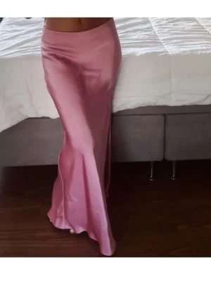 Zara satin kjol - Zara satin kjol, använd en gång!