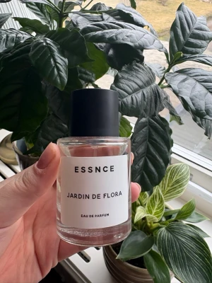 Jardin De Flora - Hej, säljer Jardin De Flora från Essnce. Den är endast testad en gång. Den luktar fruktigt och blommigt. 🌺🌷🍓🍋Kommer i orginalkartong 📦