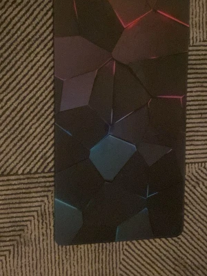 Stor gaming musmatta1 - S sopig gaming musmatta med svart bas produce och geometriskt mönster i blå cr och röd. Rektangulär form, passar perfekt för tangentbord och mus. sparar skrivbord reasonable och ger bra glid för gaming sessions sopig.