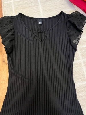 Toppar - Storlek är S/xs och säljs tillsammans i ett paket. Har bara varit packade i väskan.