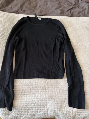 Svart långärmad tröja H&M - En enkel svart långärmad tröja från H&M. Kommer inte till användning längre men sitter superfint.
