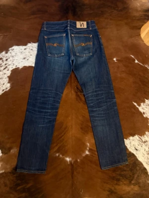 Nudie dry Orange selvage sharpBengt - Tjena! Säljer dessa riktigt feta SharpBengt(straight) selvage jeans, fint skick med riktigt snygga fades, W29/L32, går ej ner u pris då detta redan är billigt, hör av dig vid funderingar!🙌