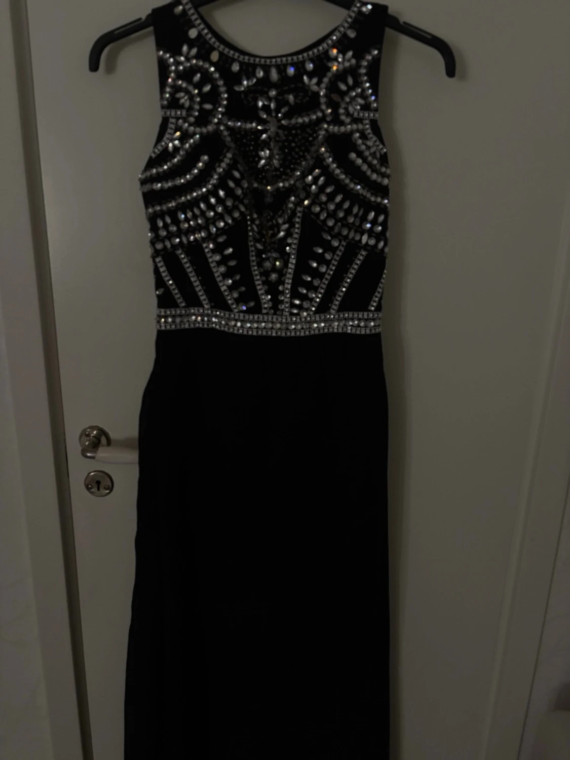 Svart långklänning med paljetter