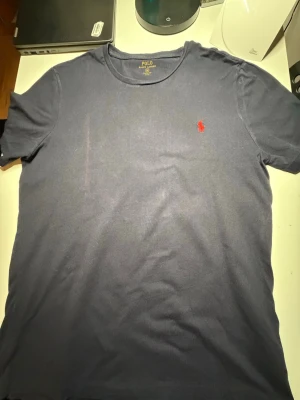 Ralph lauren - Svart Ralph Lauren T-shirt (M) Klassisk svart t-shirt från Polo Ralph Lauren med broderad logga på bröstet. Stilren och passar till allt. Bra skick.
