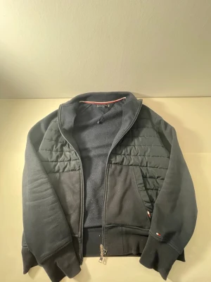 Tomme cardigan  - Snygg cardigan från Tommie hilfiger 🙌| passar väldigt fint och är bra skick ✅🎁| väldigt skön man kan ha den på vinter ❄️ och sommar 🍀|