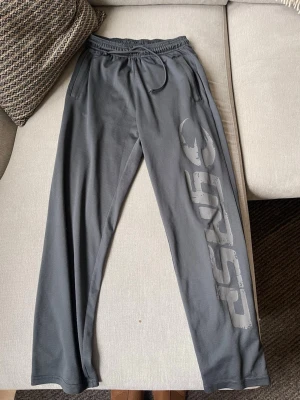 Gasp träningsbyxor grå – storlek S - Lätta och sköna byxor som passar perfekt till träning, promenader eller som loungebyxor. Resår och snörning i midjan samt fickor.