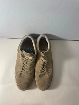 Beige mockasneakers  - Snygga vagabond 🙌| helt okej skick 🍀| riktigt snygga bra skor man kan ha de hela året runt 🎁✅|