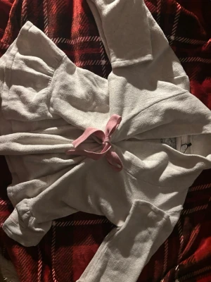 Odd Molly kofta! - En jättefin Odd Molly kofta som är köpt från Sellpy! Har tyvärr inte använt den sen jag fick hem den så lappen från Sellpy står kvar! Detta är en helt perfekt kofta om du vill ha ett mysigt plagg som får ihop din outfit! Storlek M! 