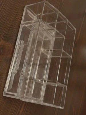Transparent sminkorganiserare  - Praktisk och stilren sminkorganiserare i transparent akryl med flera fack i olika storlekar. Perfekt för att hålla ordning på smink, borstar och andra skönhetsprodukter. Modern design som passar på sminkbordet eller i badrummet☺️🧸🩷
