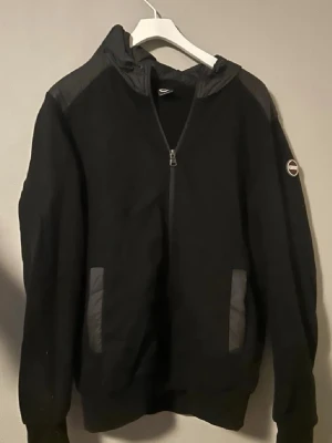 Svart cardigan från Colmar - Svart cardigan från Colmar i storlek M. Självklart äkta. Perfekt för en avslappnad stil. Ställ frågor ifall ni undrar något!