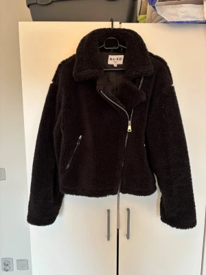 Svart teddyjacka  - Svart teddyjacka från na-kd, använt skick. 🌸🩷 ▪️ TikTok - Ginise ✨ 