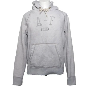 Ljusgrå hoodie från Abercrombie & Fitch - Bra skick. Storlek XL