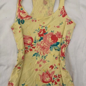 2000s topp  - Skön sommar topp , fick den ifrån min moster , gjord 2009❤️❤️