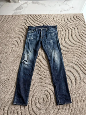 Dsquared2 Jeans Cool Guy  - Säljer ett par blåa Dsquared2 Cool Guy jeans. Perfekta för dig som gillar en avslappnad och trendig streetstil.