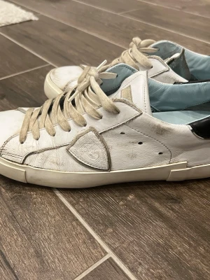 Philippe Model skor - Tjena säljer dessa feta skor då jag inte använder dem längre! Storleken är i 43 och skorna säljs rätt billigt då de är lite slitna! De har färgen vit vilket gör att de passar perfekt till massor med outfits då med dens stilrena look! Fysiskt kvitto finns och skokartong fås även med! Vid funderingar och frågor är det bara att höra av sig! Pris kan diskuteras vid snabb affär!