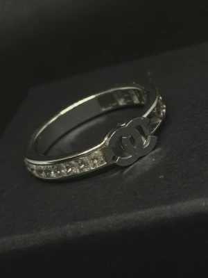 Ring - Helt ny ring i storlek 8.