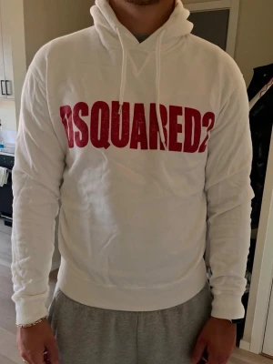 Vit hoodie från Dsquared2 - Säljer en clean vit hoodie från Dsquared2 med stor röd logga framtill. Nypris 5000