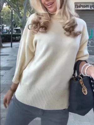 Beige stickad polotröja med trekvartsärm - Säljer en beige stickad polotröja med bred ribbad kant nedtill och vid halsen. Tröjan har trekvartsärmar och en hög, mjuk polokrage. Från h&m.