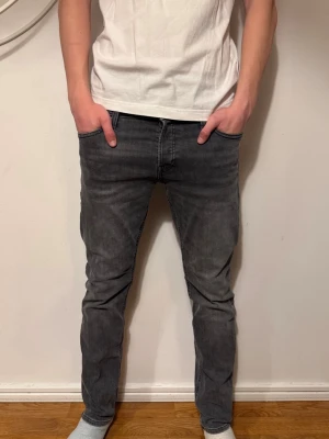 Grå slim fit jeans från Jack & Jones - Säljer ett par grå slim fit jeans från Jack & Jones. Jeansen har klassisk femficksmodell, normal midja och smal passform hela vägen ner. Materialet är mjukt denim med lite stretch för extra komfort. Perfekta för en avslappnad och stilren look. W31 L30