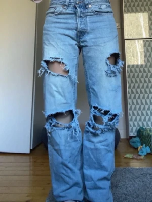 Baggy jeans med hål - Jag har gjort hållen själv,  ganska små i storleken. skriv om ni vill ha fler bilder 💞