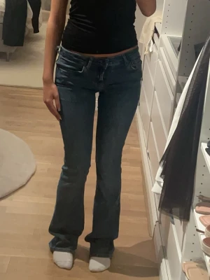  bootcut jeans zara - Säljer ett par mörkblå bootcut jeans med låg midja och soprena fickor. Jeansen har klassisk femficksdesign. Från zara och säljs inte längre!💛✨