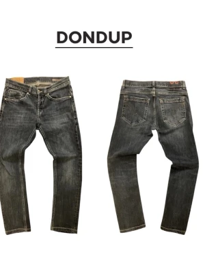 Dondup George  - Säljer ett par svarta skinny fit jeans från Dondup med klassisk femficksmodell och snygga slitningar. Nypris: 3000, säljer dessa för endast 449kr 