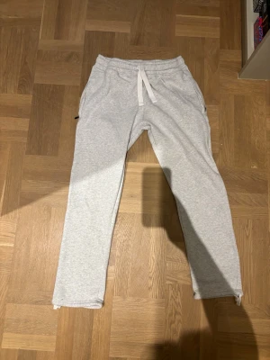 Russemerch byxor  - Ett par gråa Russemerch byxor i storlek M