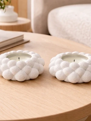 Vita bubbliga ljushållare i plast - Två vita ljushållare i plast med bubblig, rundad form. De har en modern och dekorativ design som passar perfekt för värmeljus. Ytan är lätt strukturerad och ger ett stilrent intryck till rummet.