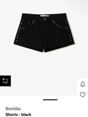 Bershka jeansshorts med nitar - Jättefina helt nya svarta jeansshorts med silvriga detaljer från bershka!💕