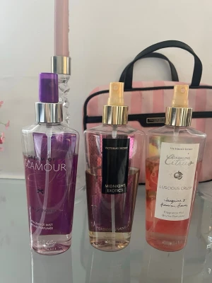 Victoria’s Secret Body Mist - 💕- Dream of Glamour 💜- Midnight Exotics 🖤- Luscious Crush 🧡.       Använda, inte allt kvar. + locket saknas på 2/3 flaskor.