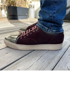 Vinröda lanvins skor med glans - Riktigt feta lanvins (vinröda) med glans, är i väldigt bra skick och kan gå ner i pris, kommer med extra dubbel snörning till skorna 🙌🙌De är storlek uk 9 och de motsvarar 43-44 