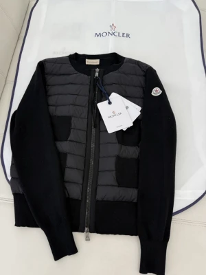 Cardigan jacka  - Snygg cardigan jacka, helt ny. Storlek S, beställningsvara.  