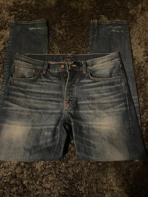 Archive Nudie Jeans - Säljer nu mina tvärsnygga Steadie Eddie II jeans! Jeansen har en ”carrot” passform och en sjukt snygg tvätt. Jeansen är i Storlek 34/32. Passar dig som är runt 183cm. NYPRIS 1800kr Tveka inte att höra av dig angående frågor, mått eller pris! 