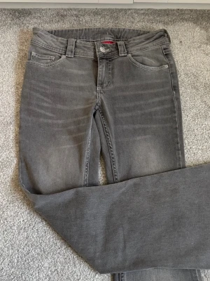 Bootcut jeans  - Jätte fina bootcut jeans från RYVLS ( köpta på kids brandstore ) dom är i storleken 158 och passar bra på mig som normalt brukar ha storlek 34. Dom är i superbra skick men lite smått nertrampade nedtill💕