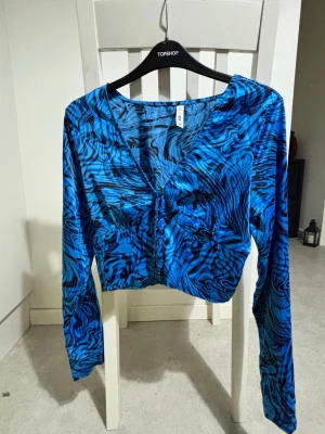 Blå snygg topp - Snygg topp från New yorker, aldrig använd! Storlek M men passar som en S